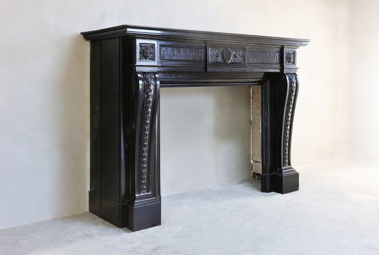 Noir de Mazy marmer mantel